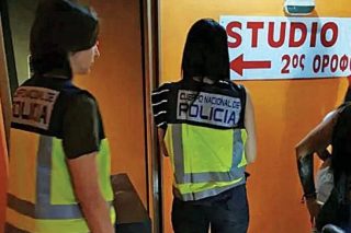 Φωτογραφία από αστυνομική έφοδο σε οίκο ανοχής όπου το κύκλωμα κρατούσε φυλακισμένες και εξέδιδε γυναίκες από την Κολομβία